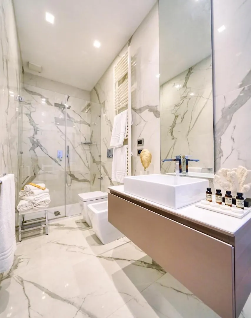 Via Chiodo Luxury Rooms La Spezia 2*,